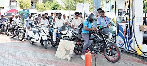 Motorists wait in long queues at a petrol bunk in Rajamahendravaram 
