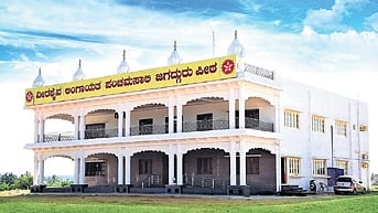 The trustees of Harihar Panchamasali Mutt held an account-submission programme, during which the tense drama unfolded between the two groups. 