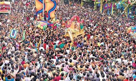 Thousands of devotees welcome Lord Kallazhagar as the procession arrives in Madurai on Thursday. Over 5,000 police personnel have been deployed in the city for security 