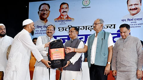 The Chief Minister personally distributed essential Hajj kits to the travellers. 