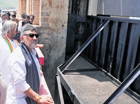 Deputy CM DK Shivakumar inspects the Tungabhadra Dam in Hosapete on Sunday