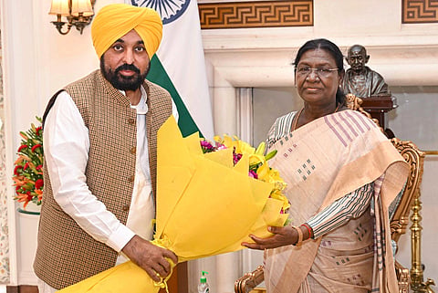 President Droupadi Murmu being felicitated by Punjab Chief Minister Bhagwant Mann during a meeting, at Rashtrapati Bhavan, in New Delhi. 