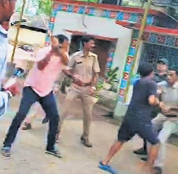 Four injured as illagers and cops clash at Purunakatak police station over tree uprooting