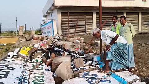 The shed and an adjoining wall suddenly collapsed, leading to the tragic deaths of two farmers and injuries to others.