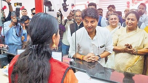 Minister Jyotiraditya Scindia, CM Gupta at Nehru Place post office.