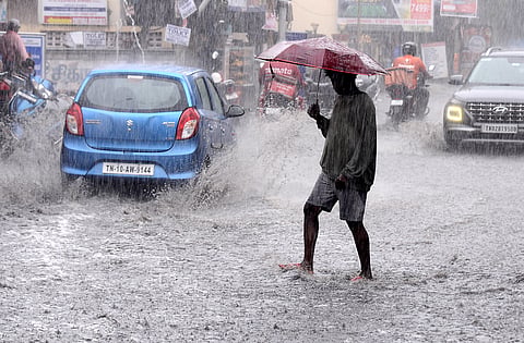 Unexpected showers lashed the Mugalivakkam–Manapakkam stretch in Chennai on Saturday, bringing down temperatures across the city.