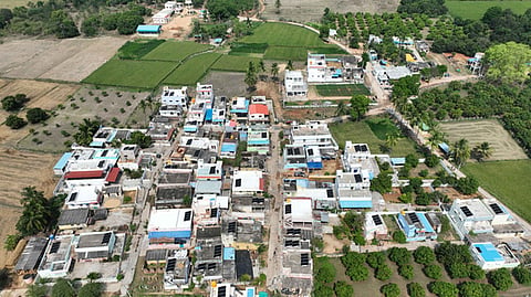 Gujarat has very few Panchayats at the bottom; it also has an overwhelmingly large middle band and an extremely small pool of top performers. 