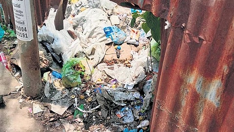 Garbage piled up on footpaths on the road towards Lisie Hospital.
