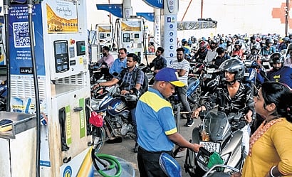 Huge rush at a petrol pump in Rasulgarh amid fears of fuel shortage in city.