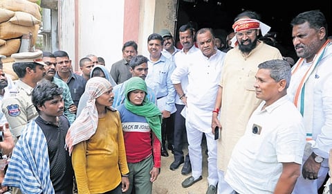 Ministers N Uttam kumar Reddy, Komatireddy Venkat Reddy and Adluri Lakshman interacted with workers at purchase centre of Kanagal mandal, Nalgonda district on Thursday.
