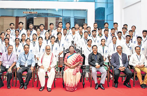 MBBS students who received support from Atut Bandhan with President Droupadi Murmu