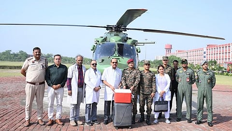 Army officers and doctors from the institutes pose for a photo with the harvested kidney. 
