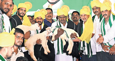 Union Minister for Steel and Heavy Industries  HD Kumaraswamy and other JDS leaders at the ‘Janarondige Janata Dal’ convention in Mysuru on Sunday.  