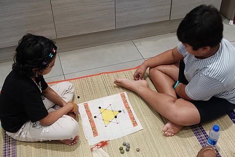 Six-pointed star: A forgotten board, a living memory 