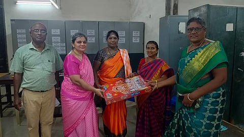 M Surendren and his colleagues from the Forum of Railway Staff for Social Cause honouring social worker Vasanthi for rescuing and rehabilitating people living on the streets.