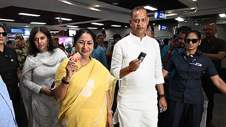 Delhi Chief Minister Rekha Gupta, accompanied by Cabinet Minister Ravinder Indraj Singh, shows their Metro cards as part of the campaign launched by the government in response to PM Modi's austerity call. 