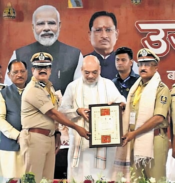 Amit Shah felicitates Odisha Police for making state Naxal-free
