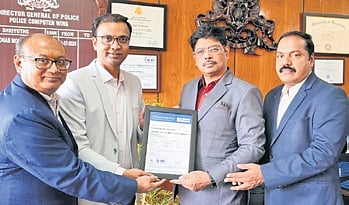 DGP Pronab Mohanty (second from the right) receives the award.