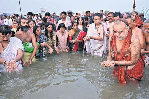 Sri Kanchi Kamakoti Peetham pontiff Sri Shankara Vijayendra Saraswati Swami takes part in rituals at 12-day Saraswati Antya Pushkaralu in Jayashankar Bhupalpally