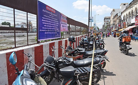 Commuters say the cleared spaces around Teppakulam are increasingly being used for haphazard two-wheeler parking by customers visiting nearby textile and commercial establishments.