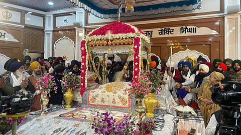 The pilgrimage began with a grand and solemn procession carrying the Holy Guru Granth Sahib to the sanctum sanctorum. Led by the Panj Pyaras, the procession started from the base camp at 9 am.