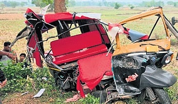The impact was so severe that the three-wheeler was completely mangled. 