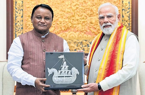 Chief Minister Mohan Charan Majhi presenting a replica of Boita, a silver sailboat, to Prime Minister Narendra Modi in New Delhi