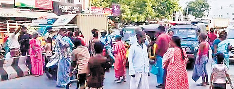 The residents of TNUHB tenements at Sathiamoorthy Nagar in Vyasarpadi blocking the road in protest on Tuesday.