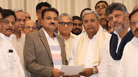Karnataka CM Siddaramaiah submitted his resignation to Prabhu Shankar, Special Secretary to Karnataka Governor. Governor Thaawarchand Gehlot, who is out of the state, is returning tonight. 