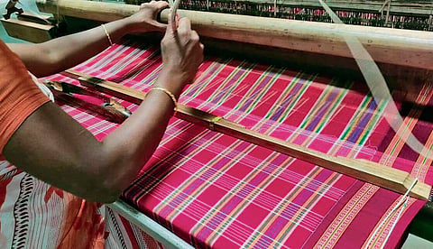 A woman weaving a Kunbi sari