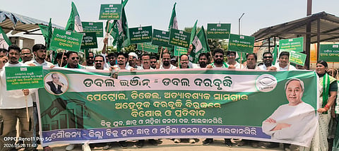 Former MLA and district BJD president Manas Madkami led the protest. 