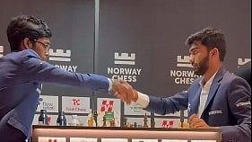 For Gukesh (R), now on 6.5 points and in sole third place, the victory seemed to breathe life back into the venue.