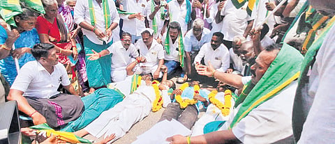 Farmers in Nagapattinam protested against the partial loan waiver by lying on the ground like corpses on Monday 
