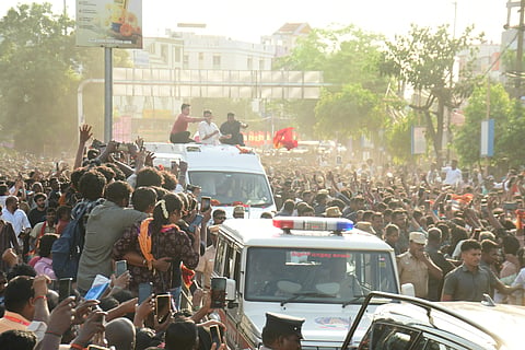 After the meeting, the chief minister returned to the airport in a road show greeting people who lined up the route right from Wireless Road to Mannarpuram.