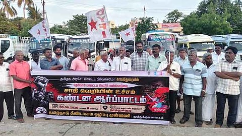The members of Tamil Nadu Untouchability Eradication Front (TNUEF) are demonstrating at the VVD signal on Wednesday. 