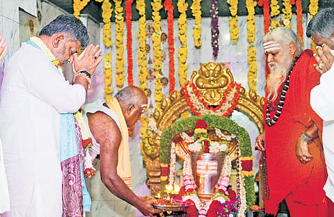 Chief Minister DK Shivakumar prays at the Gangadhareshwara temple at Sri Kadasiddheshwara Mutt in Tumakuru district on Saturday 
