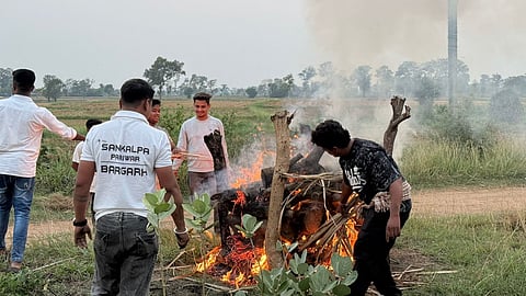Members of Sankalpa Pariwar cremating the elderly woman.