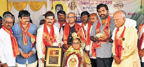 Mukkanna Karigar presents the Mahatapasvi Sri Kumaraswamy Sahitya Bhushan Award for 2025 to writer Banu Mushtaq in Raichur district