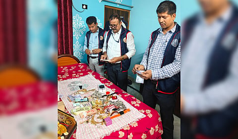 Bihar EOU raids Hajipur municipal council accountant's residence.