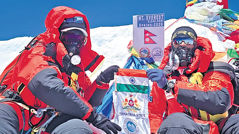 Devarajappa and Dr  Thrishulamurthy pose for a picture at atop Mt Everest.
