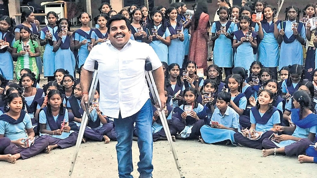 Nothing artificial about this Khammam teacher’s sincerity