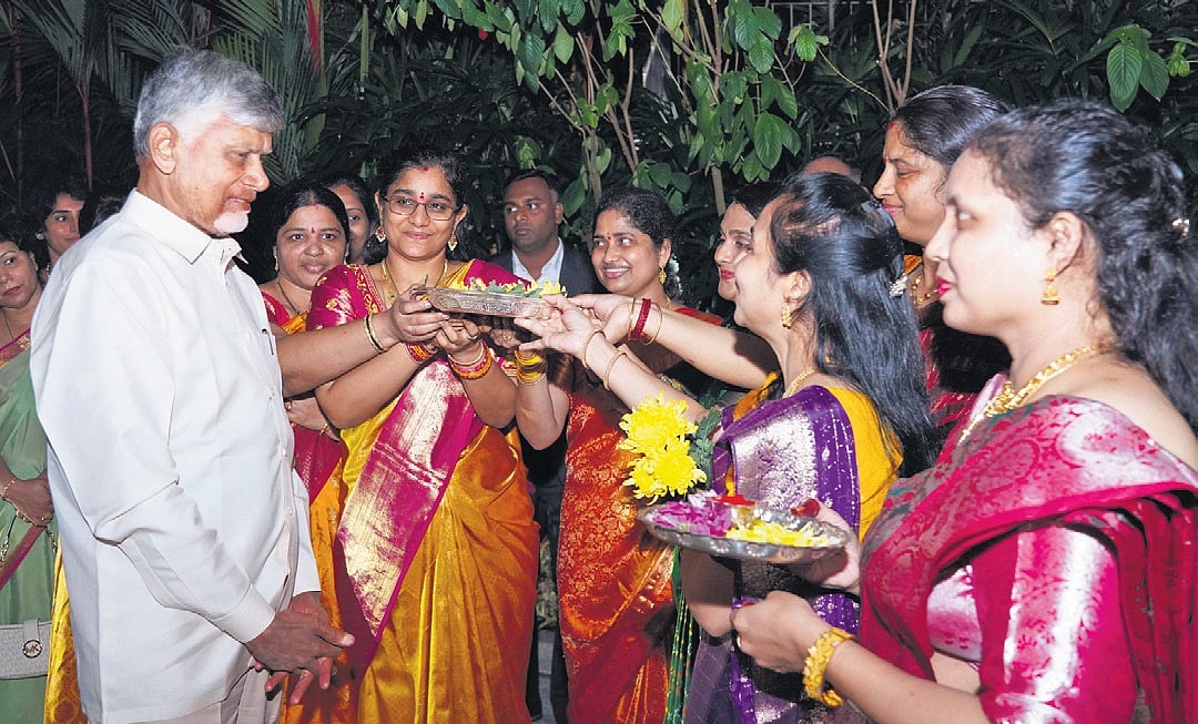 Warm welcome for CM Chandrababu Naidu in Singapore