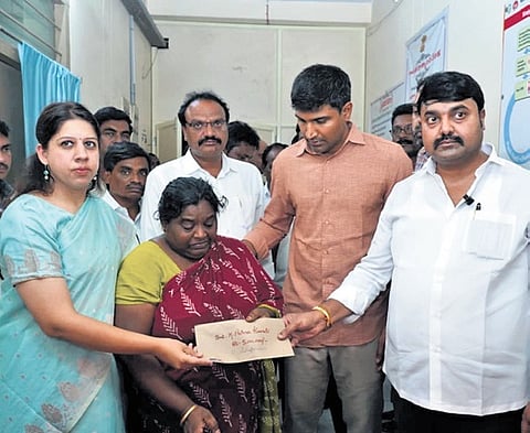 Palnadu Collector Kritika Shukla  handing over the ex gratia amount to families of the deceased