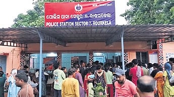 Residents of Ganjampali slum gather at Sector-7 police station 