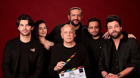 Veer Pahariya (L) and Mahesh Bhatt (C) with the team of Naam - To Live is War
