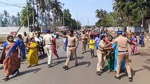 Neighbours and relatives of the three-year-old child protest after her death at Gummidipoondi in Tiruvallur district on Sunday night. 