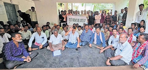Farmers staging dharna in front of the district civil supplies office 