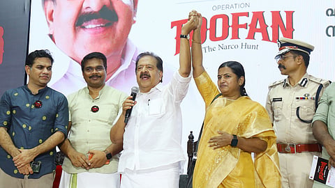 Home Minister Ramesh Chennithala introduces Mini Antony to the audience during the Toofan Jana Sabha at 
St Teresa’s College.