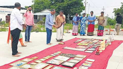 Participants donate sacred items during the third edition of Project Udvasana.