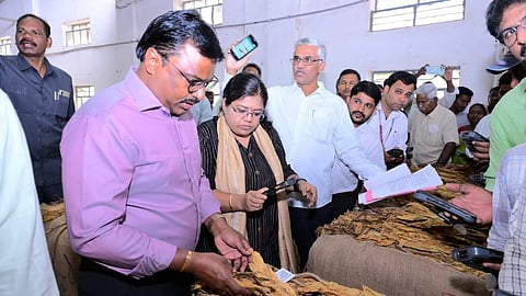 Accompanied by Tobacco Board Executive Director B Vishwasree, he inspected auctions at Ongole‑I and II platforms, interacting with farmers and buyers over complaints of low prices. 